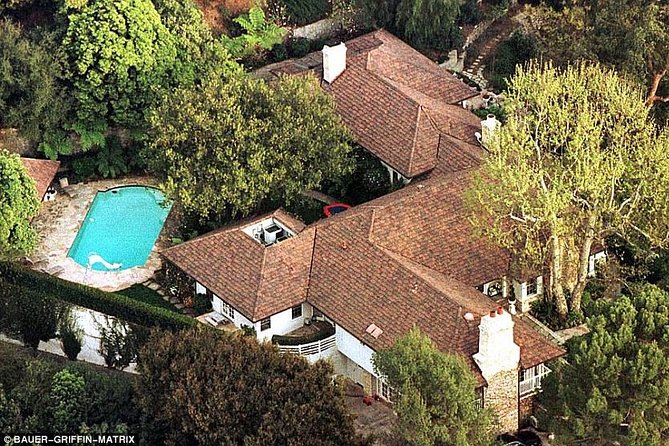 3-Hour Exclusive Tour of Hollywood & Beverly Hills - Guide and in-vehicle entertainment that keeps things moving