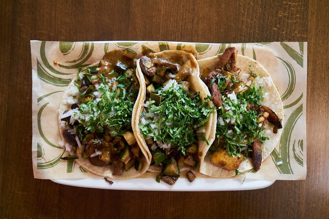 LA Venice Beach Hidden Gems Food Tour With 6 Food Tastings - Stop 3: The sandy stretch and boardwalk promenade, street performers and eats