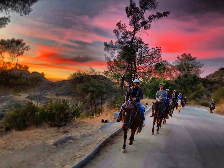 Los Angeles: Evening 2-Hour Hollywood Horseback Riding Tour - From Hollywood to Griffith Park: what the 2 hours actually feel like