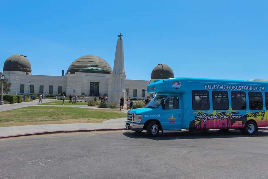 Los Angeles: Famous Neighbourhoods and Celebrity Homes Tours - Where to meet and how the open-air bus tour works