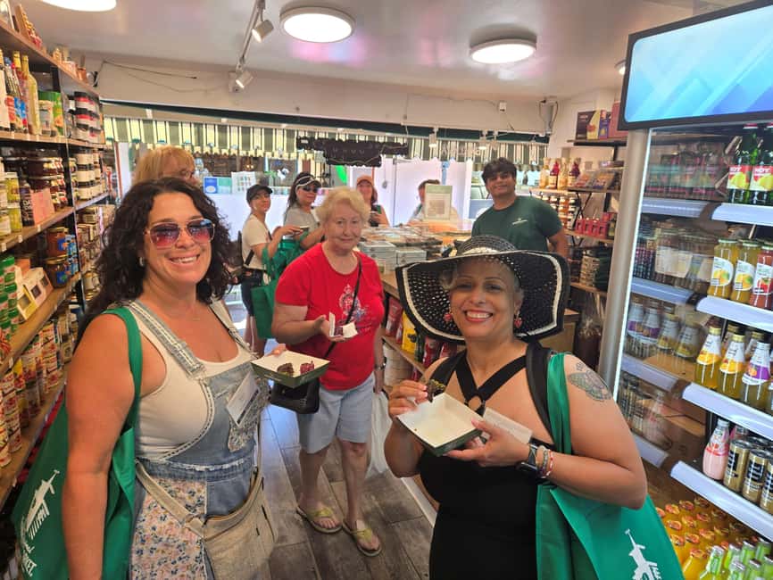Los Angeles: Original Farmers Market Food & History Tour - What walking feels like, and why shoes and water matter