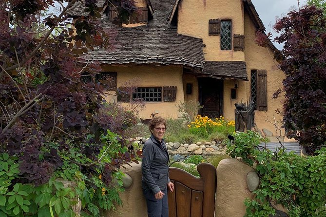 Los Angeles Private Full Day Luxury EV SUV Tour with Hotel Pickup - Lunch at the Original Farmers Market and a Farewell Stop at The Grove