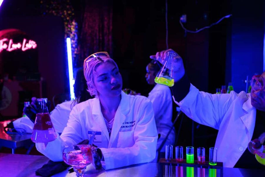 Los Angeles: Science and Sip™ The Drunken Laboratory - Photo moments with the decor and the scientist look