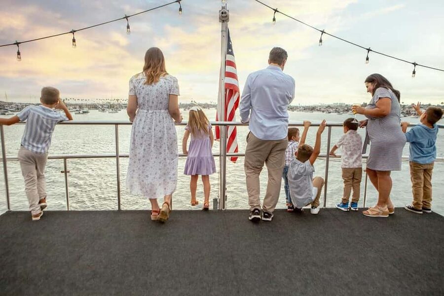 Newport Beach: City Cruises Weekend Dinner Cruise with DJ - Your reserved table and the plated 3-course dinner