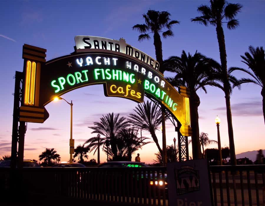 Santa Monica: Ghosts and Phantoms of the Pier Walking Tour - One Hour of Spooky Santa Monica, With the Right Pace