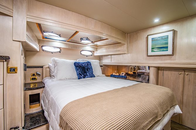 Yacht rental charter in Marina del Rey - 60' CARVER - Music, food, and drinks: the small details that make it memorable